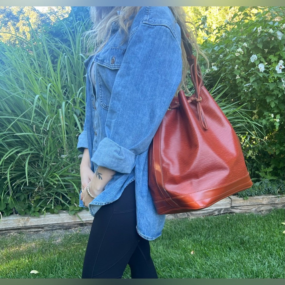 SOLD 🍂Louis Vuitton 🍂 Authenticated Vintage 1991 Epi Noe GM Brown Drawstring Bag - Picture 2 of 15